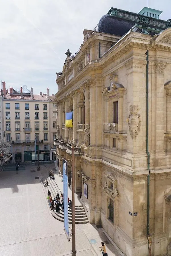 **  Hotel Du Theatre ليون فرنسا